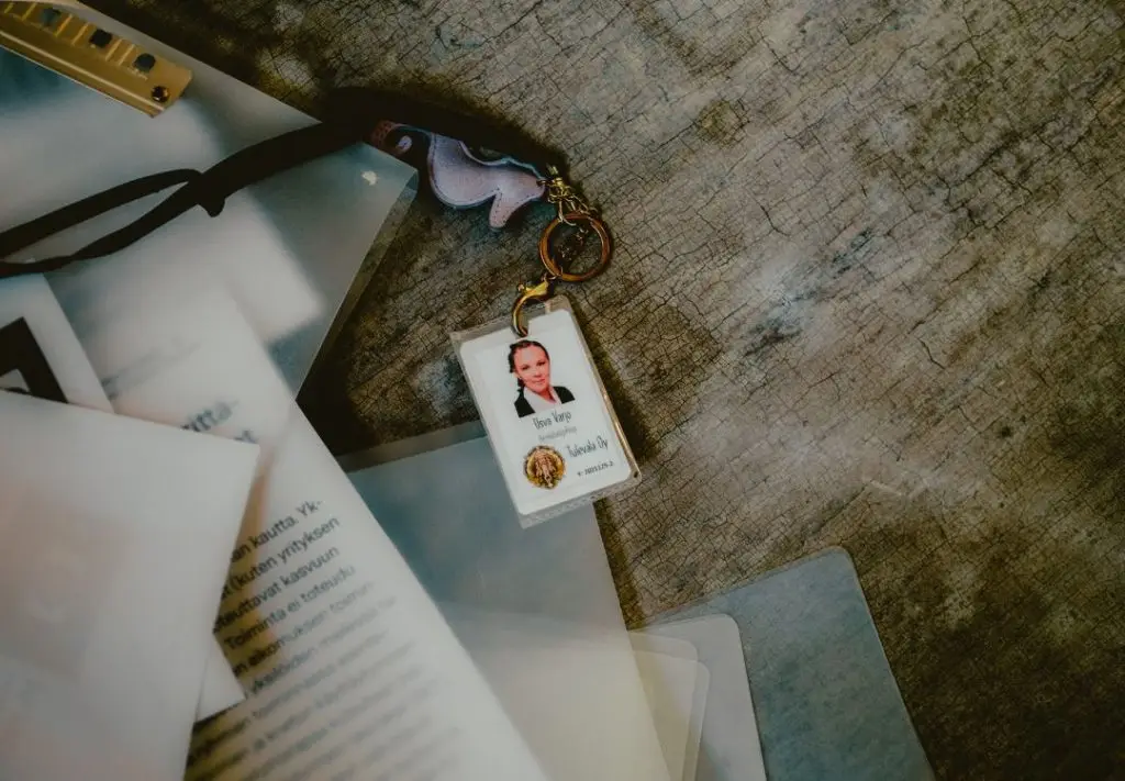 Kulkukortti lattialla papereiden ja kansioiden seassa yrityksille suunnatussa pakohuoneessa