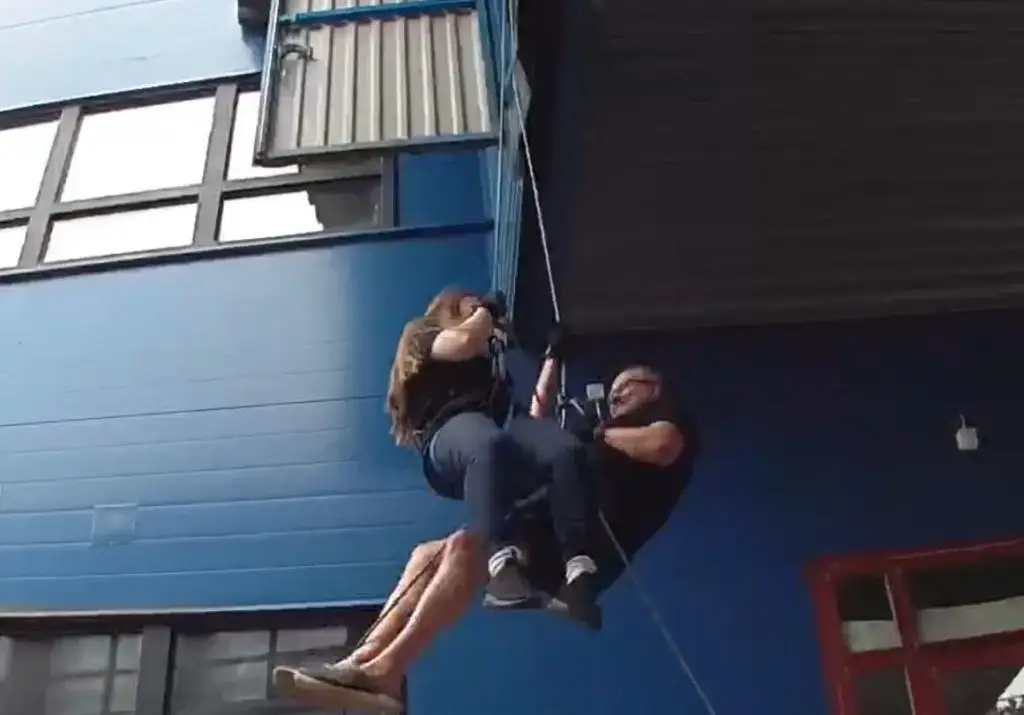 Heidi ja Toni törmäävät köysillä ilmassa