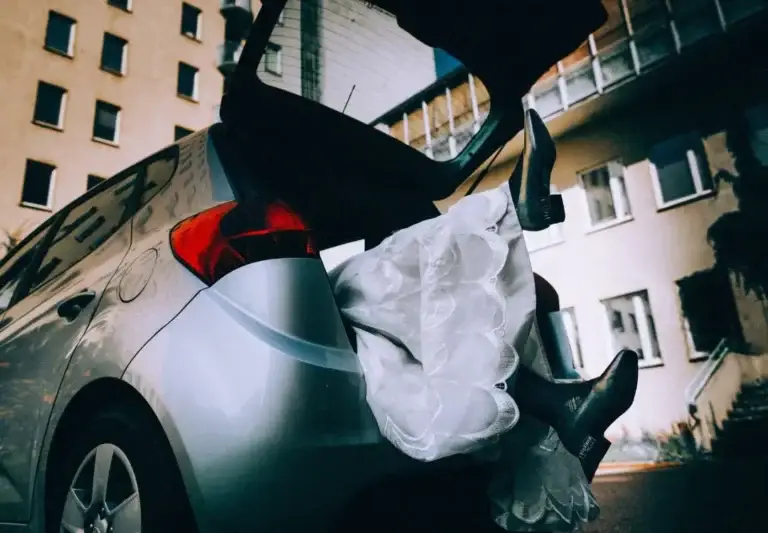 Siepattu morsian yrittää päästä pakoon takakontista