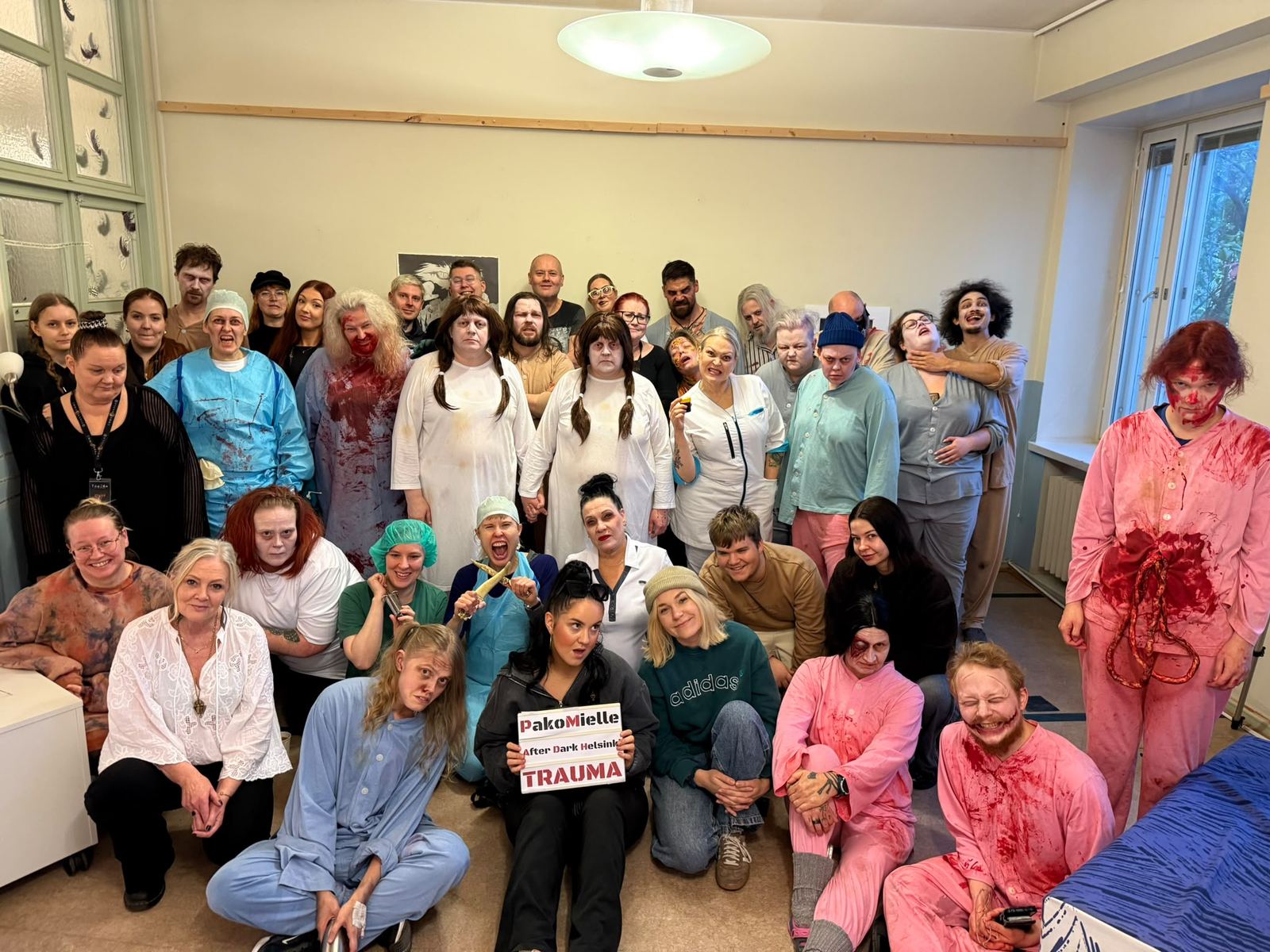 TRAUMA 2026 -tapahtuman näyttelijät ja henkilökunta yhteiskuvassa